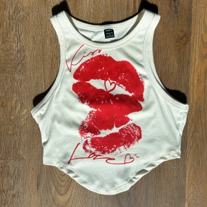 VIT TANK TOP - Snygg liten vit topp med rött tryck på. Oanvänd och i storlek S 💋