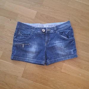 Lägmidjade Denim Shorts - säljer den eftersom den inte passar mig längre