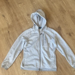 Sail racing zip hoodie  - Säljer denna tvär snygga sail racing zip hoodien då jag växt ut den. Skick 8,5 / 10. öppen för frågor!