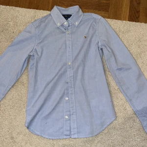 Ralph lauren skjorta - Säljer min gammal Ralph lauren skjorta. Är sparsamt använd och är i mycket bra kvalitet. Skriv om ni undrar nått.