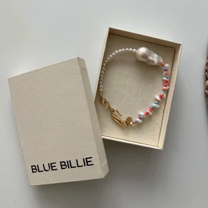 Blue Billie armband - Helt nytt och oanvänd superfint armband (”Mixed Baroque Pearl Bracelet”) från Blue Billie. Nypris är 1390 kr!!! Har det matchande halsbandet på min profil med, fint tillsammans🫶🏼😍 Vita pärlor på ena sidan och fina rosa och blå pärlor på andra. 