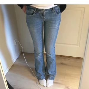 lågmidjade bootcut ltb jeans - W27/L36,köpta här på plick men passar inte så bra på mig(lånade bilder) pris kan diskuteras 