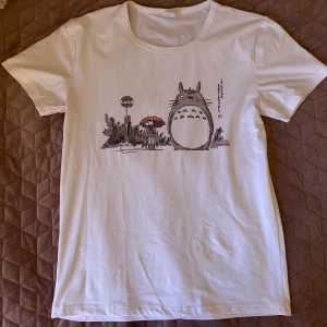 T-shirt med tryck  - Jätte söt och super mjuk T-shirt med tryck🧸☁️ passformen är ganska lång:)