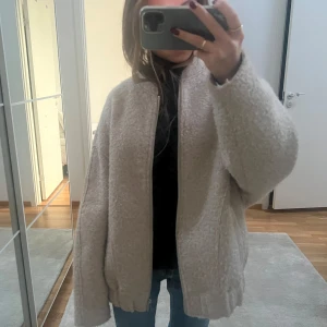 Zara jacka - Teddy/bomber jacka från Zara i storlek S