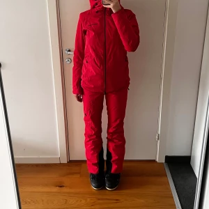 Skidkläder - Säljer mitt ÄLSKADE skidställ!! Skidjacka och skidbyxor från Peak Performance. Storlek XS på båda. Köpt för 2 år sedan. Superfint skick!