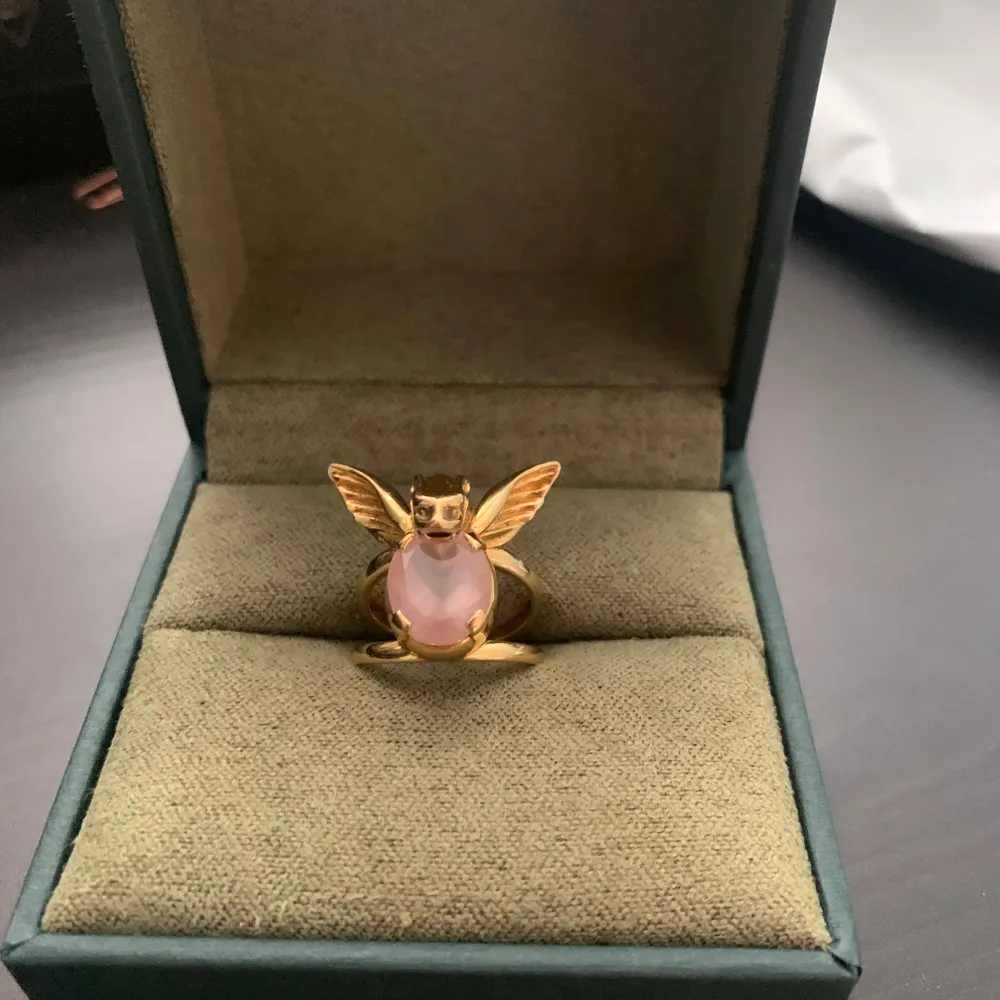 Säljer min jätte fina Gargoyle Ring från Maria Nilsdotter med Rosa sten och guldplatering! Ringen är i jätte fint skick med all guldplatering kvar då jag använt den sparsamt. Original förpackning ingår även!😊. Accessoarer.