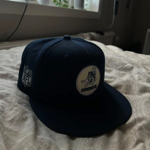 New Era Keps - Dallas Cowboys NFL22 1 Sideline Historic 59FIFTY Navy Fitted - New Era  Inköpt nyligen men kom aldrig till användning.