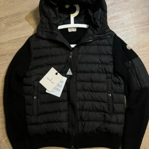 Moncler Cardigan jacka - Helt ny oanvänd, OBS! Det står L i storleken men passar M och liten L.