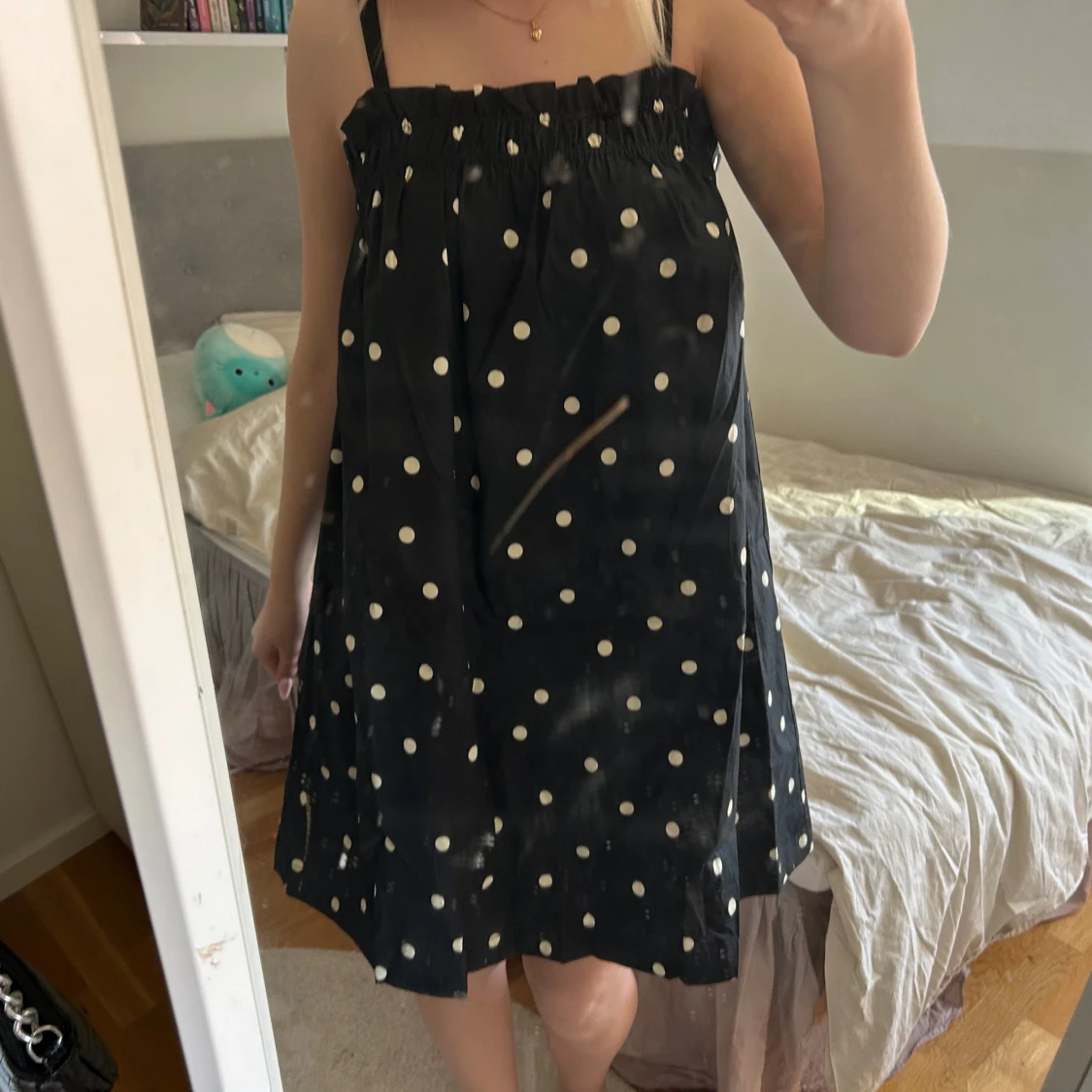 Svart prickig klänning  - 90
