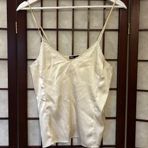Linne i silke  - Vitt / äggskalsvitt linne från Zara i strl S 