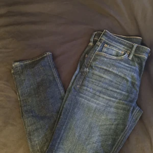Jeans - Dessa mörkblå jeans från jack&jones är i helt nyskick. Köpte fel storlek och slarvade bort kvittot så jag säljer dem. Storleken är Waist:32 Lenght:34. Medellnamn är tapered. Nypris va ca 1000kr så jag släpper dem för halva tänker jag.