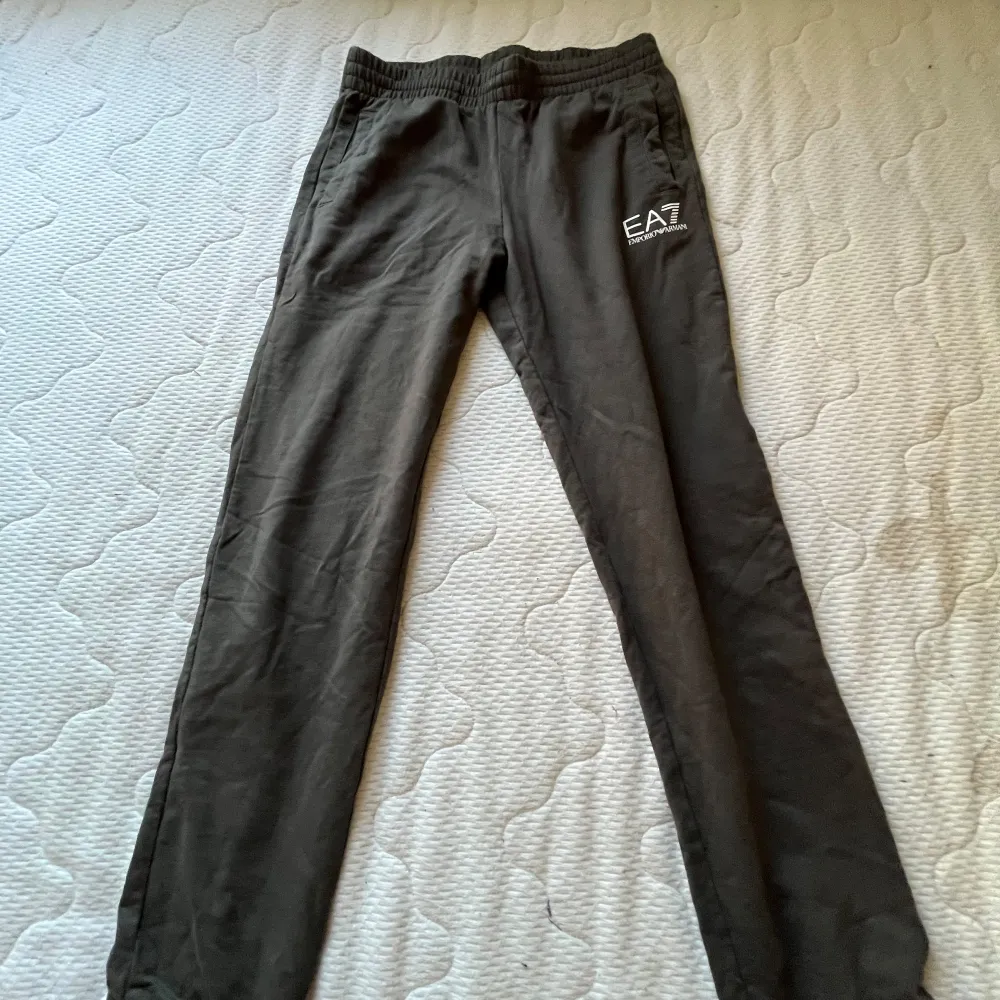 EA7 Armani byxor gröna Från en dress men har inte kvar tröjan tyvärr Men den är som helt ny Stl 160. Farkut & Housut.