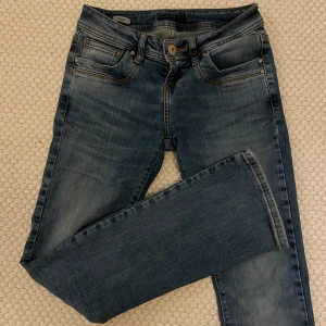 Lågmidjade jeans  - Säljer dessa jättefina lågmidjade bootcut jeansen!! från LTB, bra skick💓💓 midjemåttet rakt över: 35cm med strech, innerbenslängden: 75cm