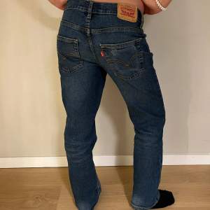 Skitsnygga Levis jeans som sitter lågt i midjan och har den perfekta straight passformen😍😍😍 Säljer då de inte kommer till användning längre. Skriv om du vill ha mått eller vid minsta tveksamhet!