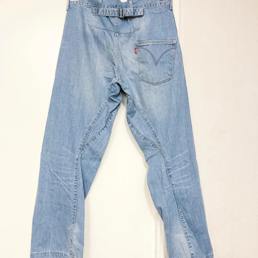 🍒WORKWEAR🍒Ett par Y2K Levi’s workwear i 100% denim. Medelhög midja, vida ben och ett reglerbart spänne bak så man kan göra midjan lite mindre. Midjemått: 38cm rakt över. Innerbenslängd: 81cm. Säljs i perfekt skick utan några defekter. Använda max 2-3ggr.🍒. Jeans & Byxor.