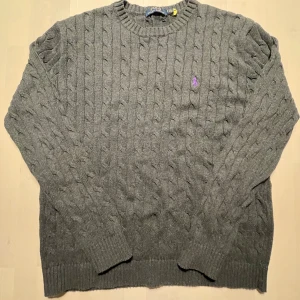 Ralph Lauren tröja - Säljer en snygg kabelstickad tröja från Ralph Lauren. Den är i bra skick och det är bara att skriva om ni undrar något ✌️