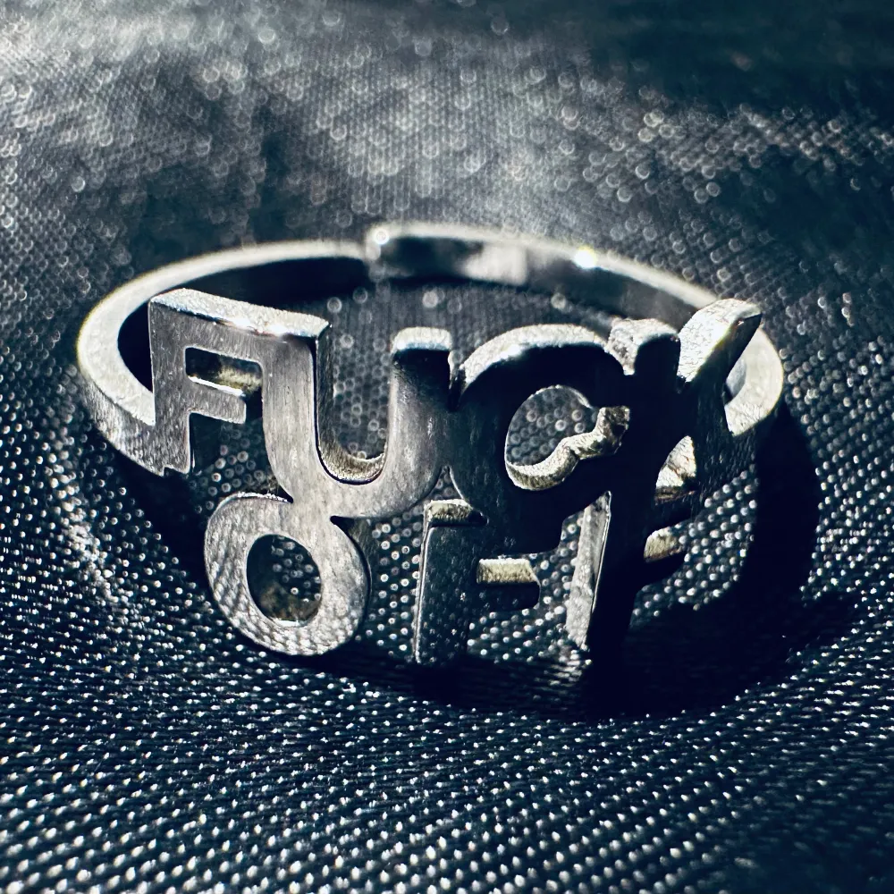 Grym ny silverfärgad ring med texten ”Fuck off”. Tåligt rostfritt stål som inte repas lätt. 1,7 cm i innerdiameter som minst men kan justeras och göras större. En statementring om något. Ny och oanvänd. Jag prutar inte. Den är värd pengarna. . Accessoarer.