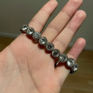 Armband - Aldrig använt armbandet som ni ser.