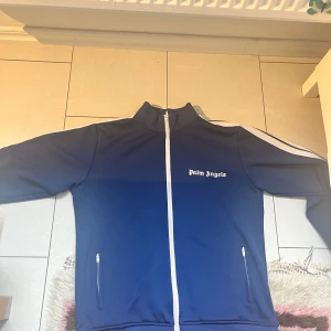 Palm angels kofta  - Säljer en mörkblå Palm angels kofta i storlek L. Skicka gärna ett meddelande innan köp eller om de finns några funderingar.