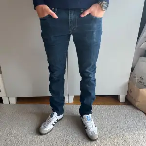 Tja! Säljer ett par riktigt schyssta Tiger of Sweden Jeans! Mycket bra skick på jeansen! Nypris 1600, mitt pris 349kr! Vid minsta fråga tveka inte att kontakta oss! //JeansLabbet