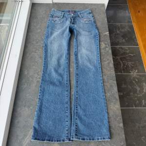 Super snygga jeans som tyvärr är försmå, har därför ingen bild på. Midjemåttet tvärsöver: 37cm inerbens längden: 82cm midjehöjden: 21cm  