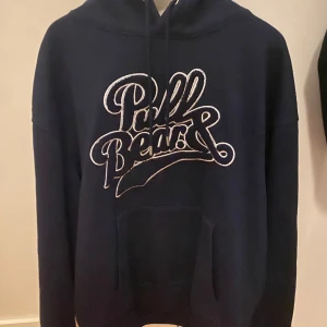 Mörkblå Pull&Bear hoodie  - Mörkblå Pull&Bear hoodie i storlek L använd ett fåtal gånger bra skick.