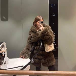 Päls Meotine - Jättefin päls köpt för 19.000:- 2018 på Two angels i Göteborg , 2 hål på insida fickor som lätt kan lagas ( ej synliga ) 