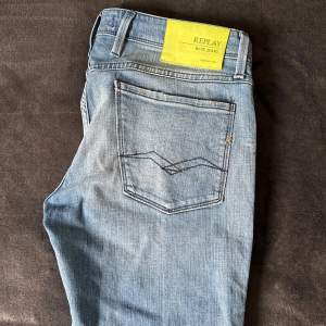 Ljusa slimfit replay anbass jeans i storlek 32/32. Nice passform och toppenskick. Kom privat vid funderingar. 