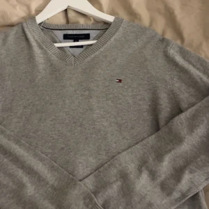 Tommy hilfiger tröja - jättefin tröja som inte kommer till användning! priset kan såklart diskuteras 🙏