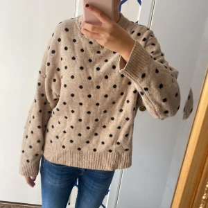 Prickig stickad tröja - Super skönt plagg!!  Bra skick!