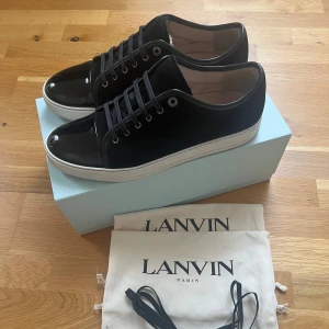 Lanvin cap toe sneakers nyskick! - Skick: 9,5/10, riktigt bra Stl: Uk12/46 Kvitto finns! Nypris: 5000kr+ Hör gärna av dig vid fler frågor!