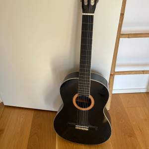 Husets gitarr, modell school. Nypris var 1699kr. Mycket fin gitarr utan slitningar eller något. Som ny helt enkelt.