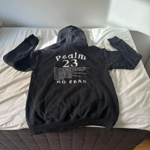 Svart Hoodie - Psalm 23 - Perfekt skick ändast testad. Säljer för att jag känner att det inte finns tillfällen jag kan ha på mig den på