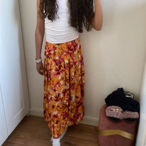 Säljer sommarkjol! - Säljer fin kjol! Den är föaddrig och perfekt och bära på sommaren! 😋 du får kjolen i bra skock å nytvättad!