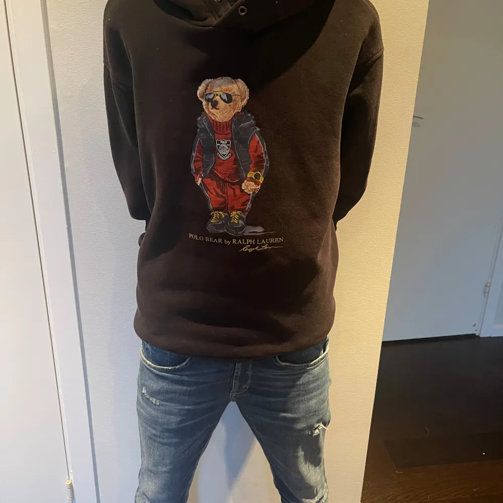 Säljer denna riktigt snygga pola Ralph lauren hoddie, säljer för den är för stor för mig ny pris 2199🙌🏻 om ni har några frågar sig till! Priset kan ändras vid snabb affär. Hoodies.