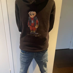 Polo hoddie - Säljer denna riktigt snygga pola Ralph lauren hoddie, säljer för den är för stor för mig ny pris 2199🙌🏻 om ni har några frågar sig till! Priset kan ändras vid snabb affär