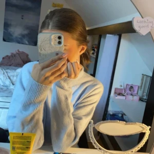 Ljusblå tröja  - Jättemysig, använd få gånger och i väldigt bra skick. Storlek XS men kan upplevas större.