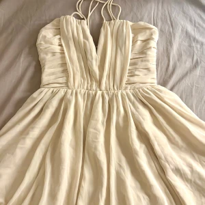 Festklänning beige  - Säljer en super fin festklänning i beige från HM. På lappen står det att den är S men skulle säga att det är mer S/M. Bra kvalitet nästan helt oanvänd. Används inte därför säljer jag. 