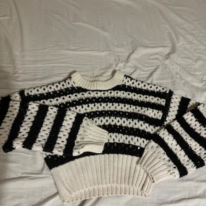 Stickat tröja  - Jätte söt stickat långärmad  Säljer då jag inte fått ngn användning av den.  Inga defekter 