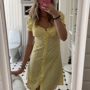 Klänning - Säljer denna söta klänning från Nelly som är superfin och aldrig använd. Säljer för endast 129kr!