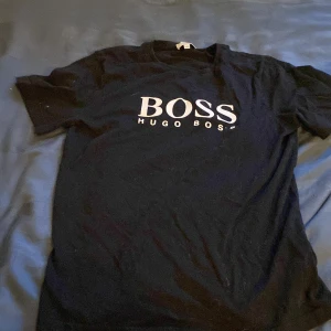 Hugo boss t-shirt - Den är i nytt skick inga fel på den säljer för att den är för liten.