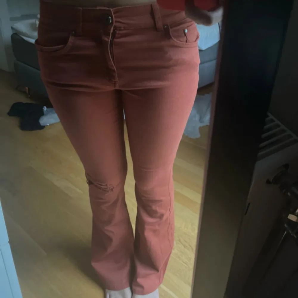 Super coola jeans perfekta till hösten!midjemått-37 cm rakt över innerbenslängen-81cm. Jeans & Byxor.