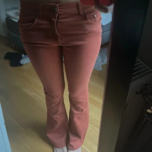 Lågmidjade utsvänga jeans  - Super coola jeans perfekta till hösten!midjemått-37 cm rakt över innerbenslängen-81cm