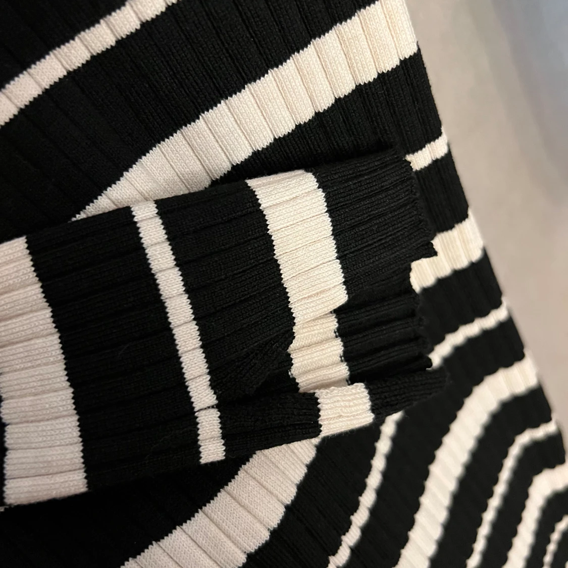 Vit/ svart randig tunn stickad klänning  - 91