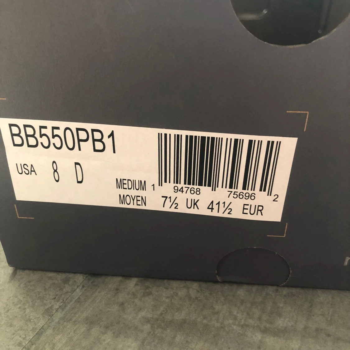 Vita och gråa New Balance 55” - 90