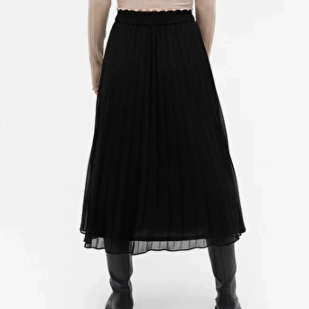 Säljer en svart superfin plisserad kjol från monki. Den är bara använd en gång och är helt i nyskick. Postar gärna men köparen står för frakten, kan mötas upp också och då i Stockholm. Skriv ett meddelande privat vid intresse!💞. Kjolar.