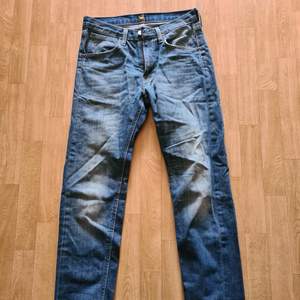 Säljer mina low-waisted Lee jeans. Bra passform och ganska långa. Har knappt använt. 🤍