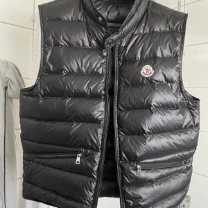 Moncler väst gui storlek 3 - Moncler väst storlek 3, den är som ny och kommer med påse och kvitto köpt för en månad sedan. Säljer för den var för stor för mig. Givetvis äkta.