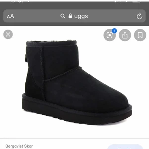 Svarta Uggs  - Superfina svarta Uggla i strl 37, bilder på mina går att få om man skulle vilja ha. Fint skick och nypris var 2000kr 