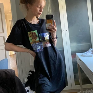 Svart lång T-shirt / tshirtklänning - Säljer denna SUPERSKÖNA tsirtklänningen som jag tänkte använt som nattlinne eller klippa till en croptop!❤️ jag glömde bort tröjan och nu ryker den tyvärr för min garderob är full! Köpare står för frakt, och övriga frågor skickas på PM!